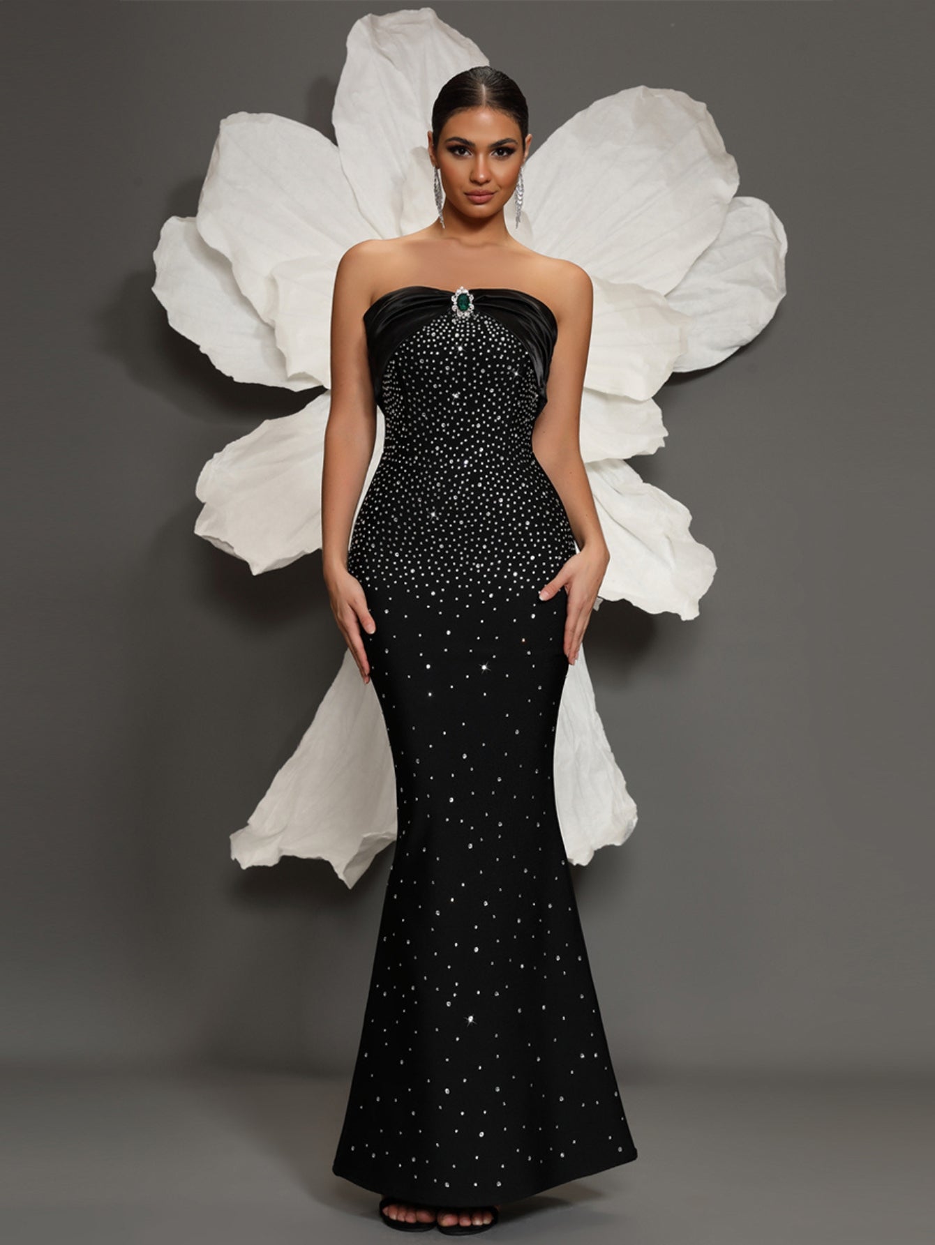 Vestido longo preto com busto drapeado, cristais e pedra verde central