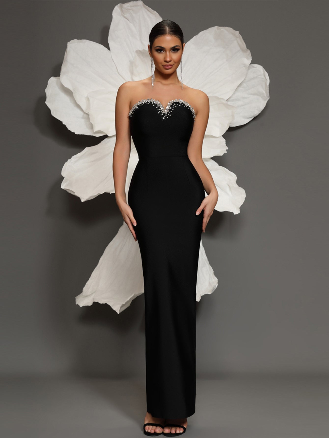 Vestido longo preto com cristais e decote coração estruturado