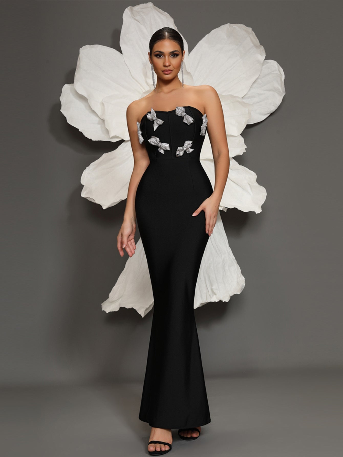Vestido longo preto com laços de strass e decote tomara que caia