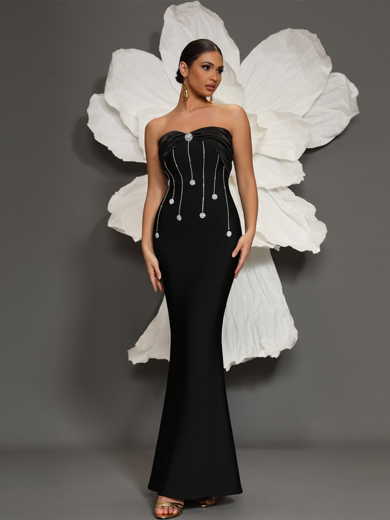 Vestido longo preto com busto drapeado e cristais pendentes como estrelas
