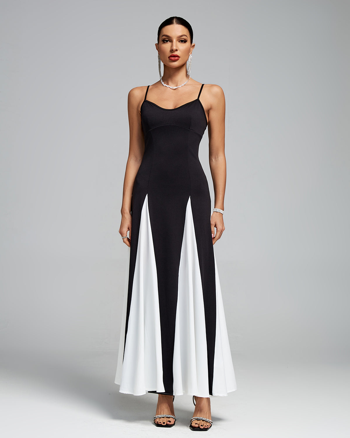 Vestido midi preto e branco com alças finas e recortes contrastantes – modelo Orlane da Majestique