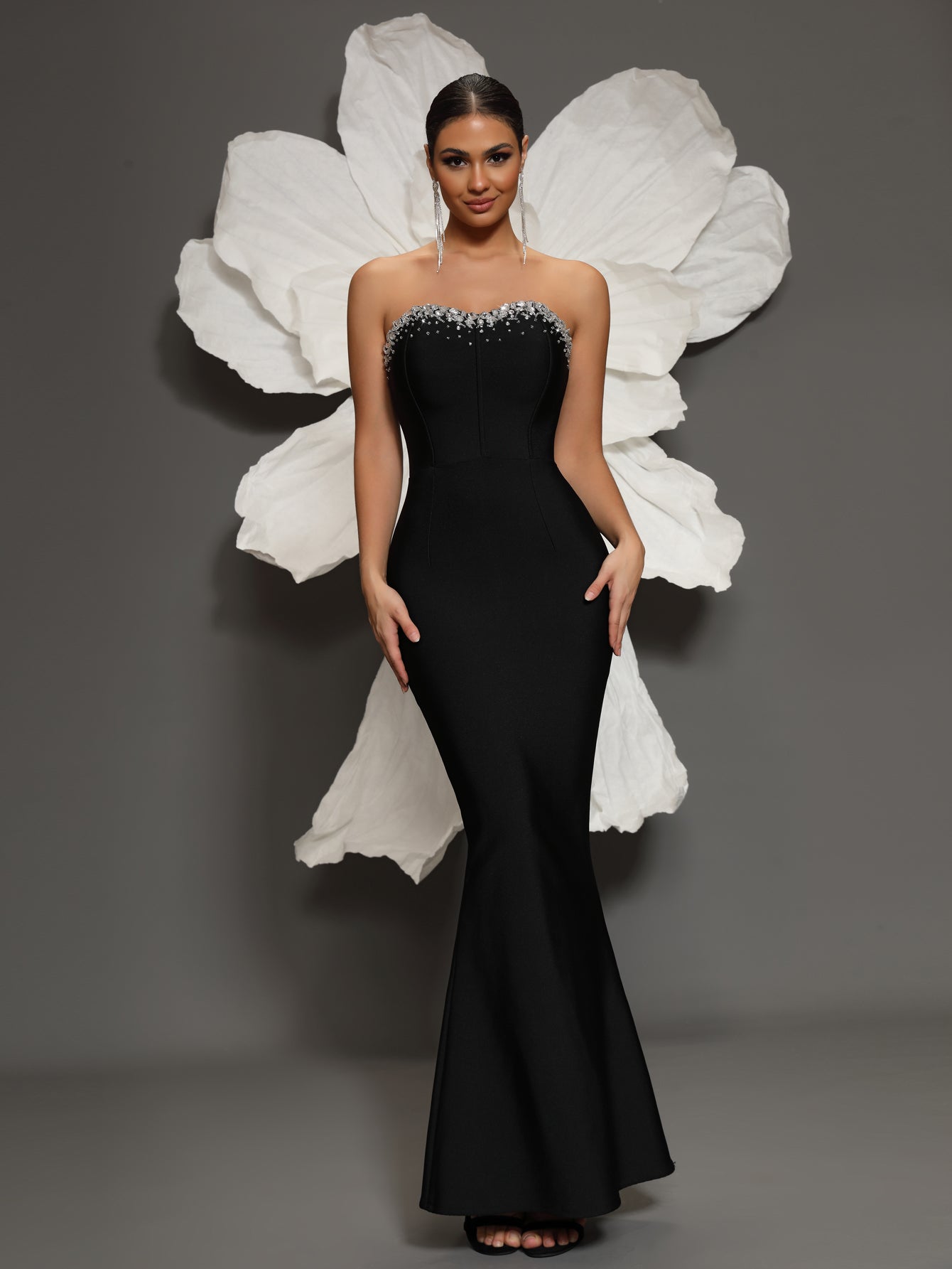 Vestido longo com brilho refinado e silhueta sereia marcante. Estrutura simbólica em preto, branco e rosa.