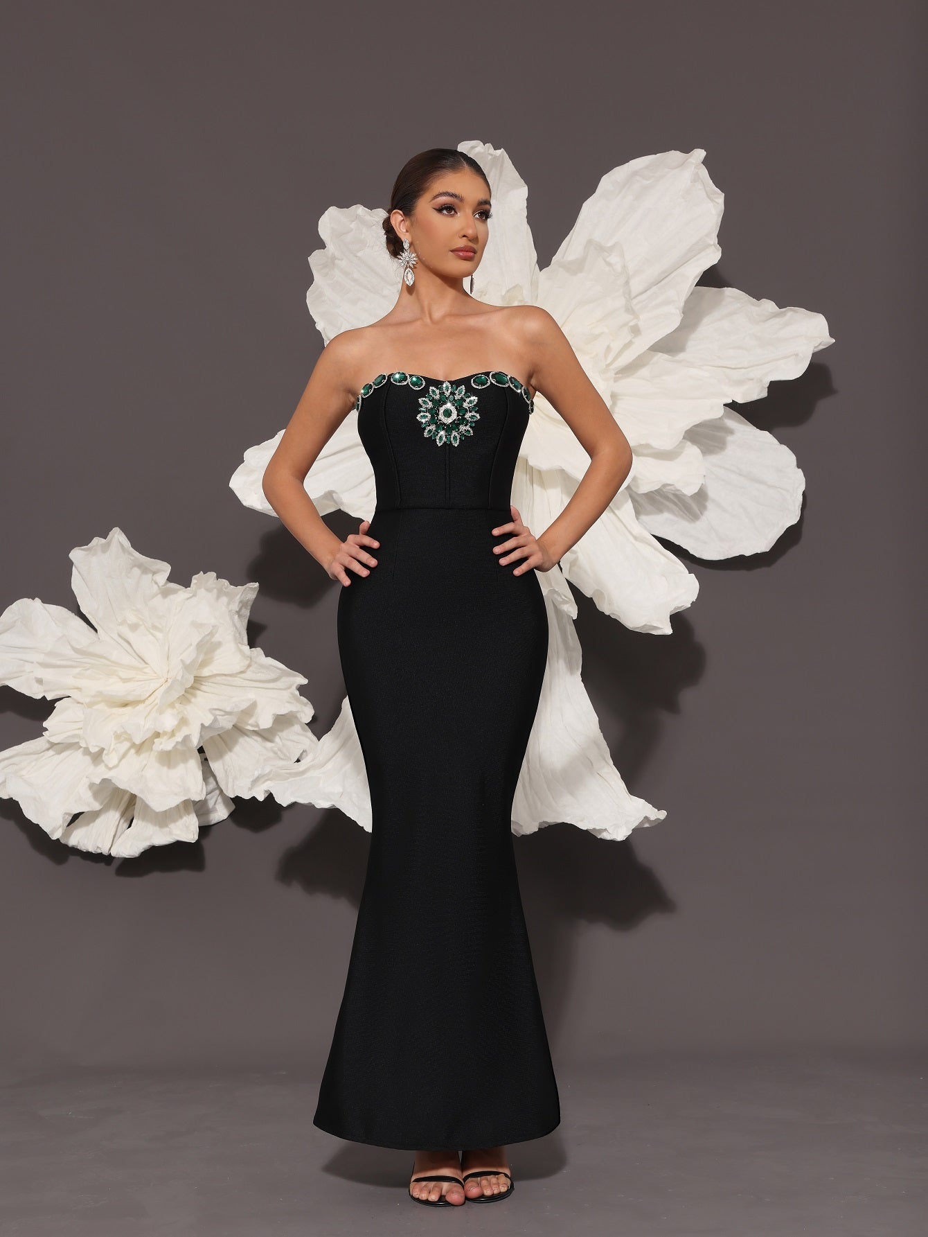 Vestido longo preto com strass e estrutura justa em malha bandagem
