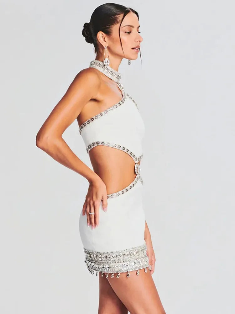 Vestido curto branco com cristais e decote halter estruturado