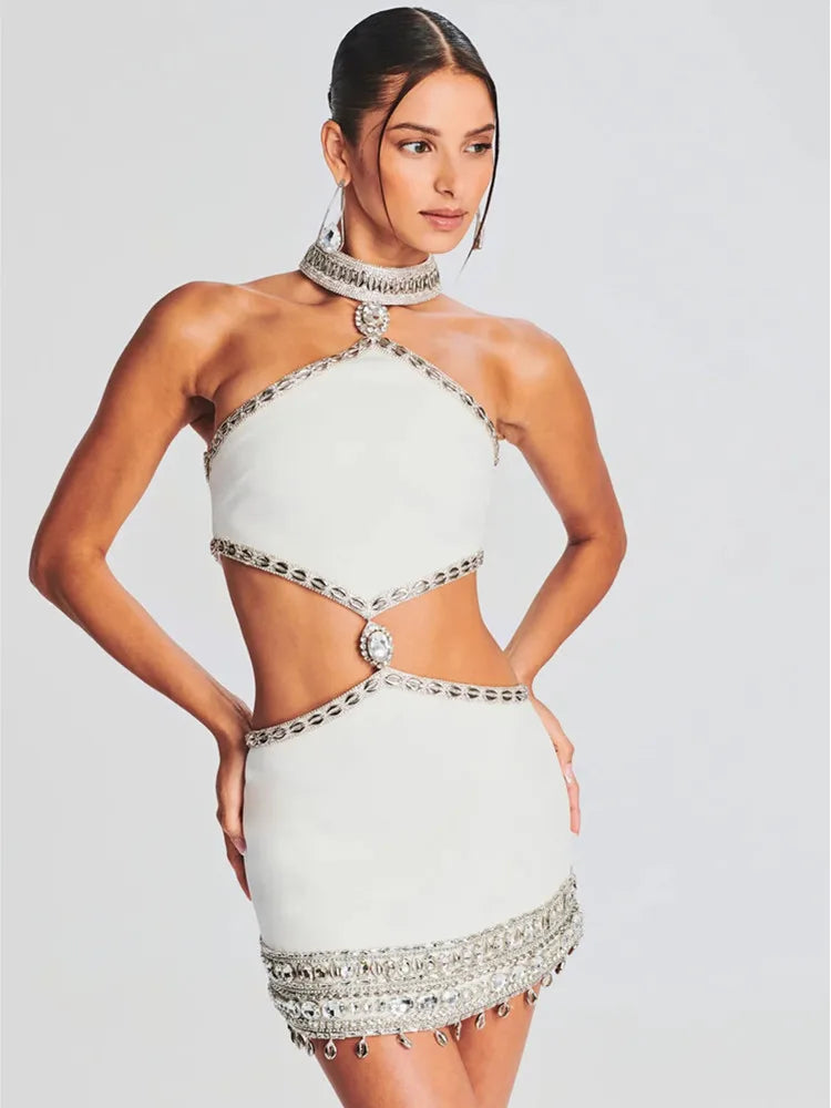 Vestido curto branco com cristais e decote halter estruturado