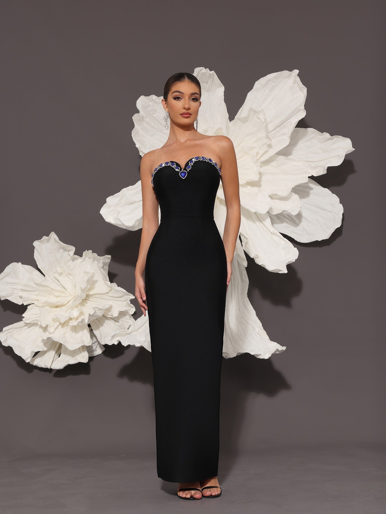 Vestido longo preto com strass aplicados e caimento justo