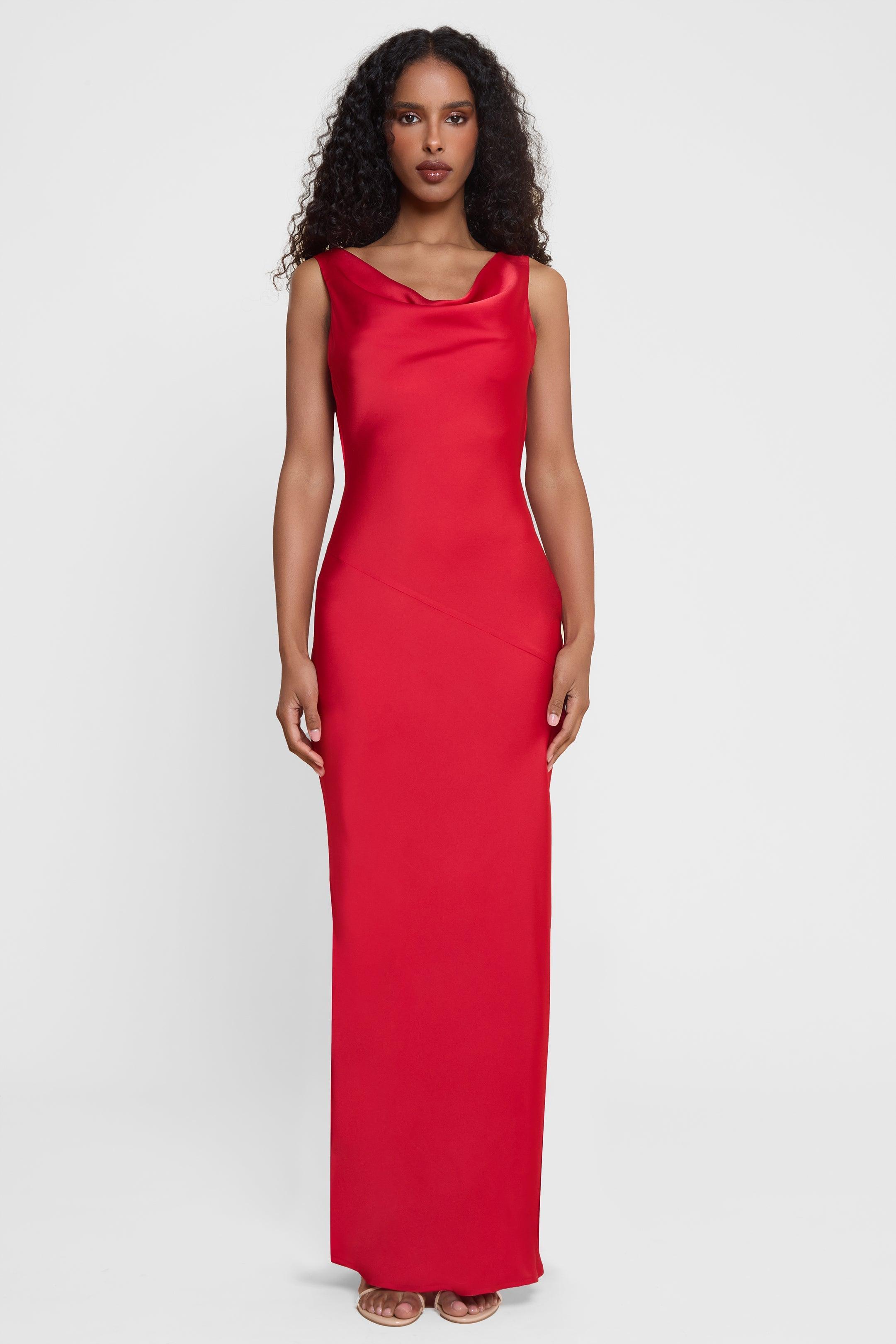 Vestido Longo Aurora em cetim acetinado com decote drapeado e costas abertas, ideal para eventos sofisticados. Majestique.