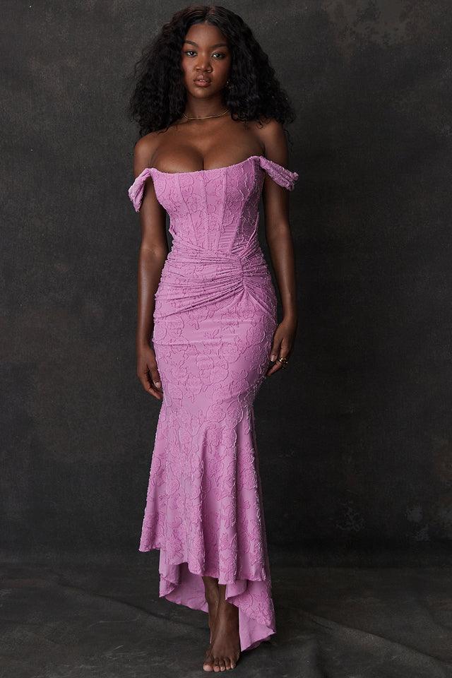 Vestido Longo Eveline em jersey burnout texturizado com corset estruturado e drapeado na cintura, ideal para eventos sofisticados. Majestique. rosa