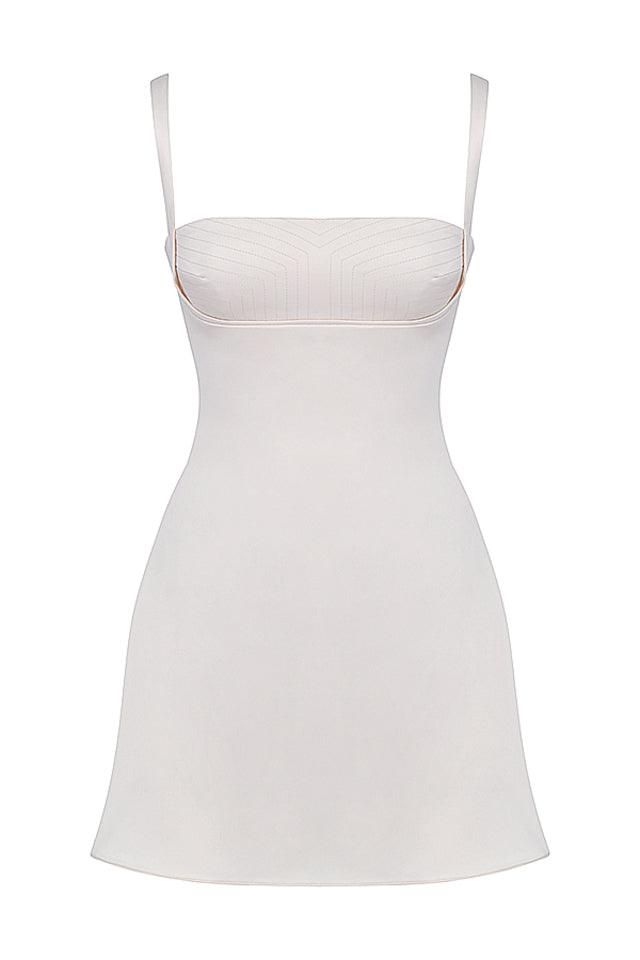 Vestido Mini Roselle em cetim branco com busto estruturado e saia fluida evasê, ideal para eventos sofisticados. Majestique.3