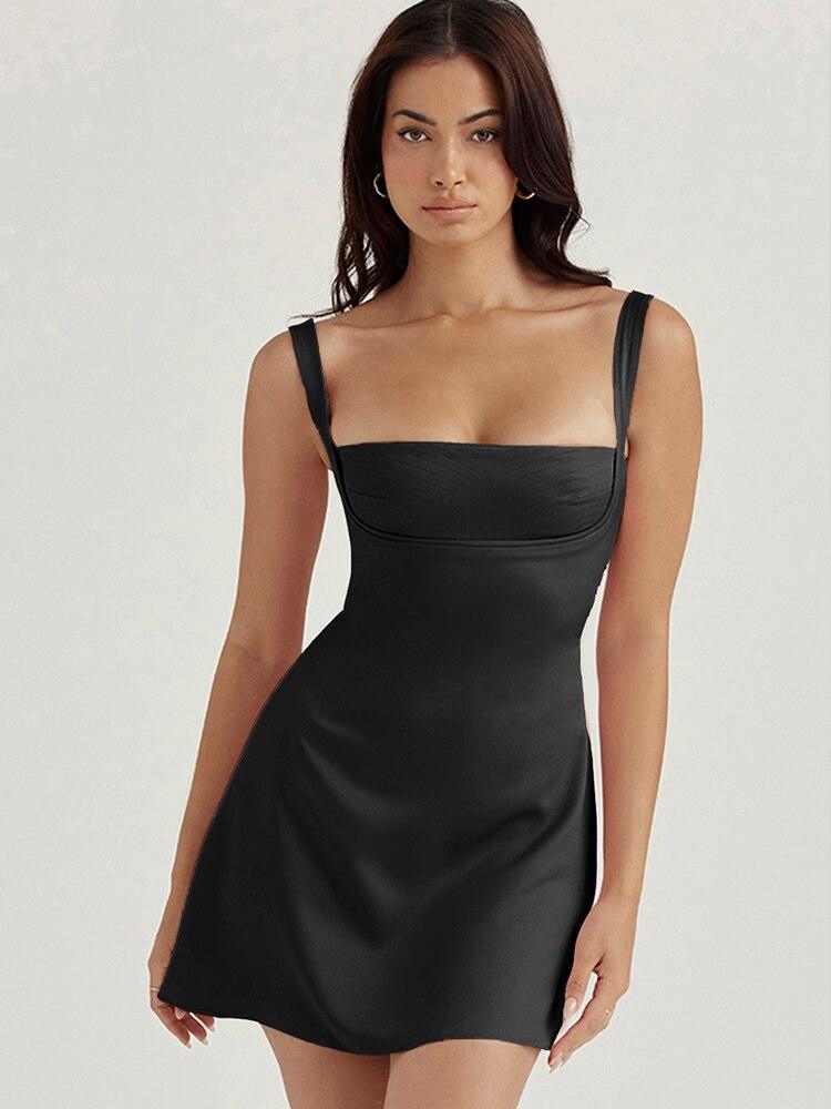 Vestido Mini Roselle em cetim preto com busto estruturado e saia fluida evasê, ideal para eventos sofisticados. Majestique.