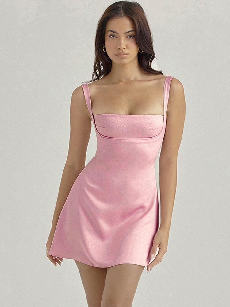 Vestido Mini Roselle em cetim rosa com busto estruturado e saia fluida evasê, ideal para eventos sofisticados. Majestique.3