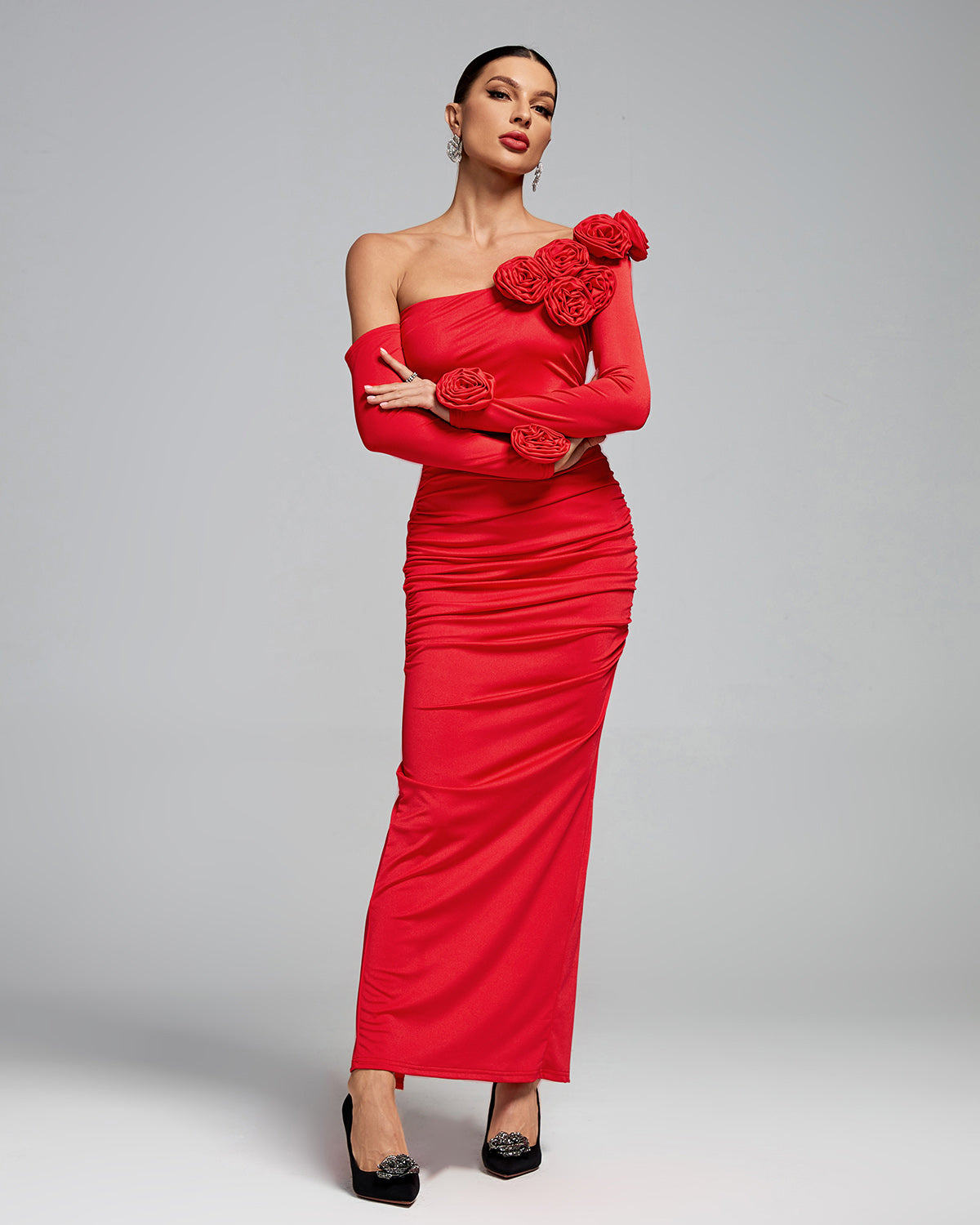 Vestido longo vermelho um ombro só com flores 3D aplicadas – modelo Vervelle da Majestique