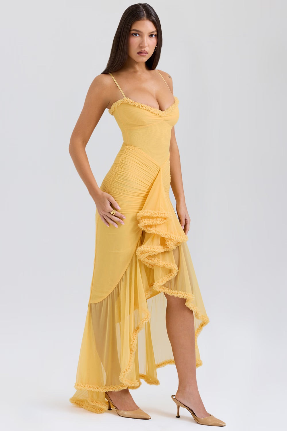 Vestido Longo Kylie amarelo com babado frontal, decote coração e cauda fluida da Majestique