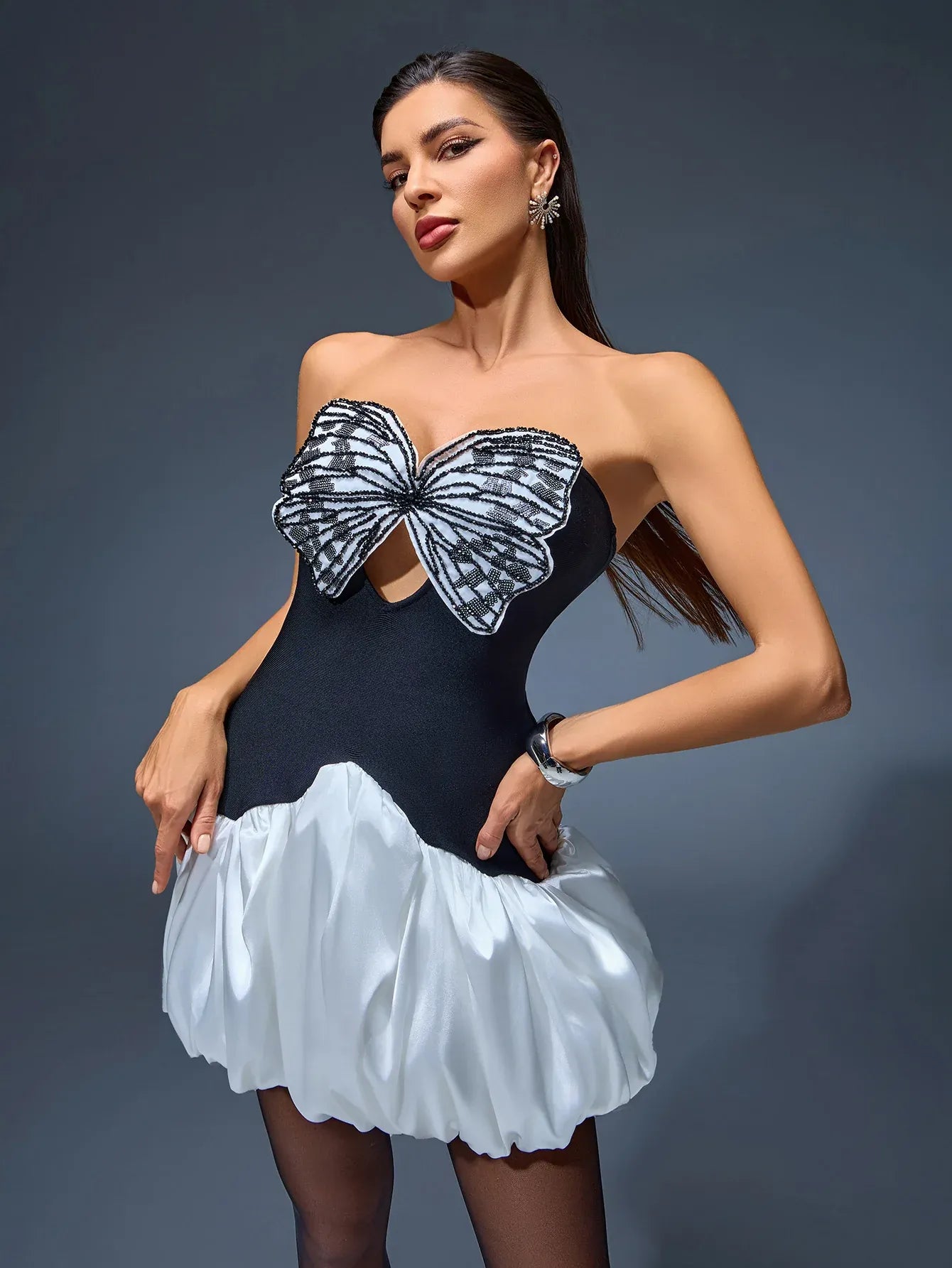 Vestido curto estruturado preto e branco com laço bordado em paetês