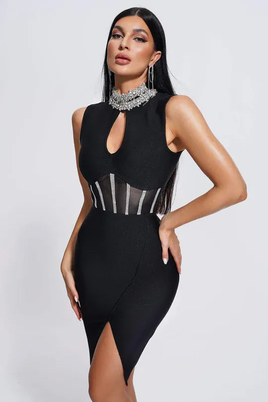 Vestido curto preto com gola alta e transparência estruturada com cristais