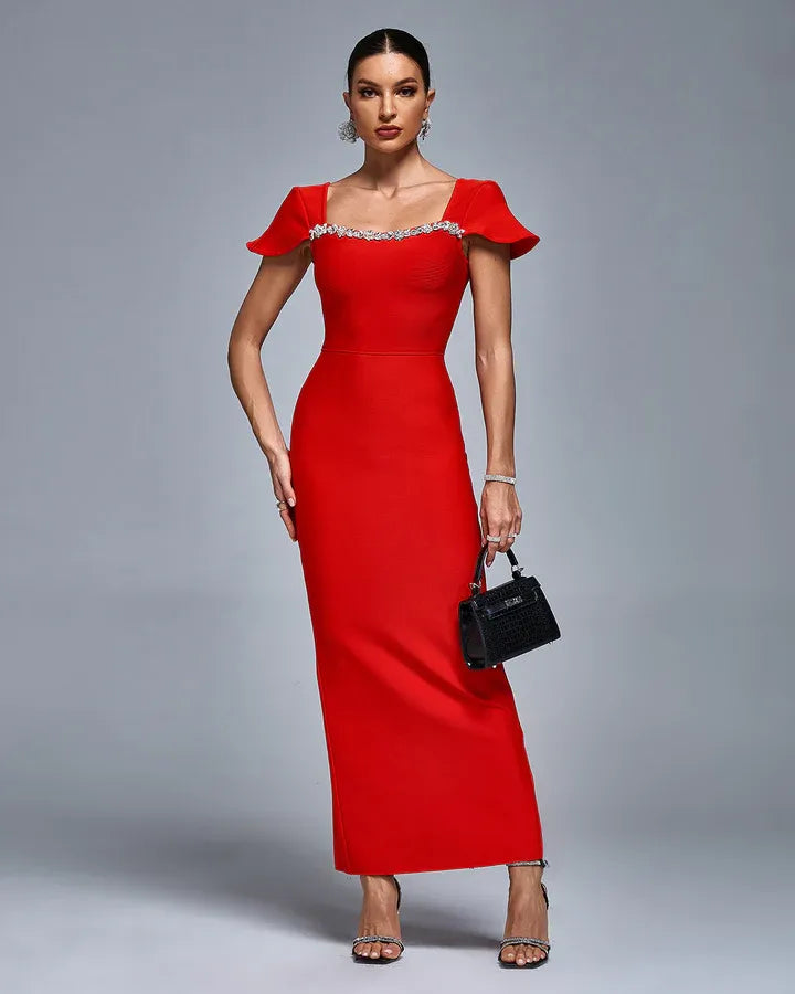 Vestido longo vermelho com babado e pedraria no decote