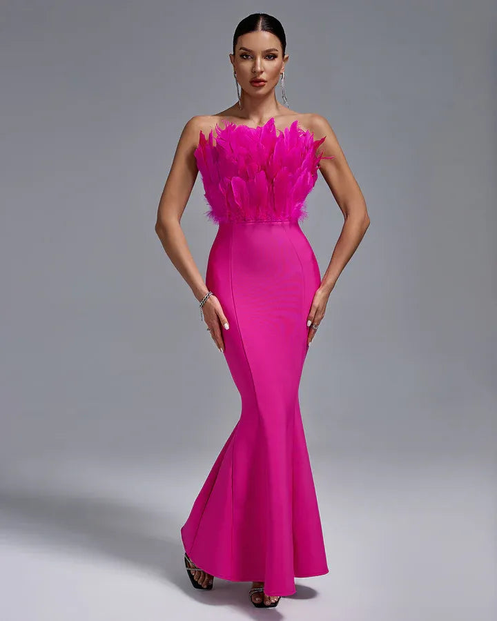 Vestido longo rosa com penas e modelagem sereia ajustada