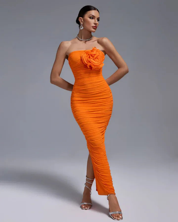 Vestido longo tomara que caia laranja com flor e drapeado