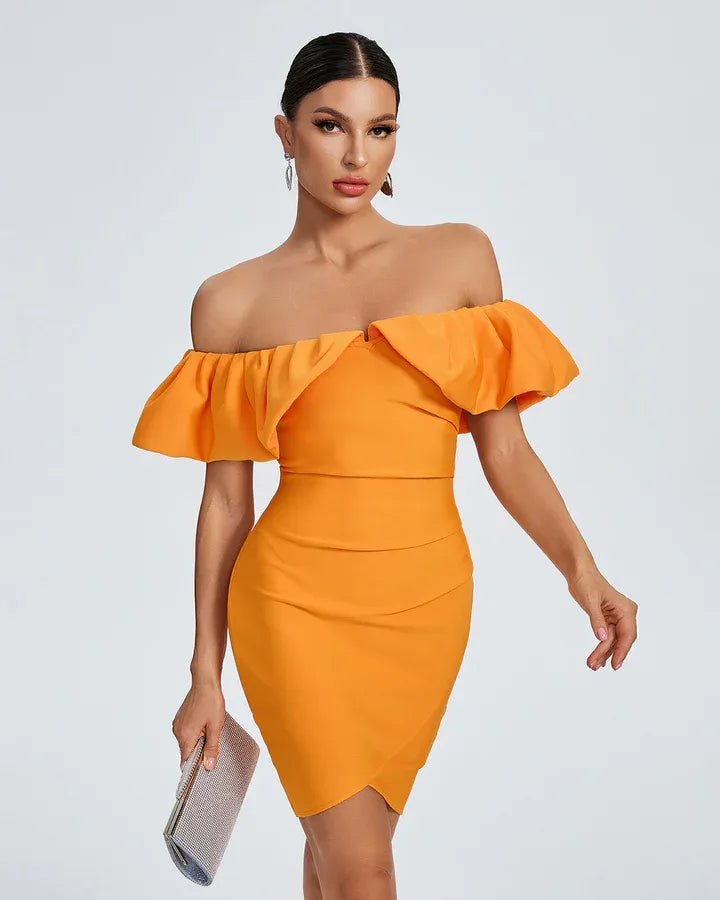 Vestido curto estruturado laranja com babado ombro a ombro e saia cruzada