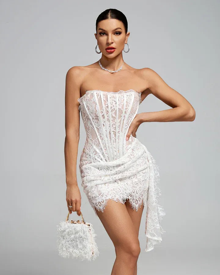 Vestido curto branco com renda, corset visível e cauda lateral – modelo Lumiara da Majestique