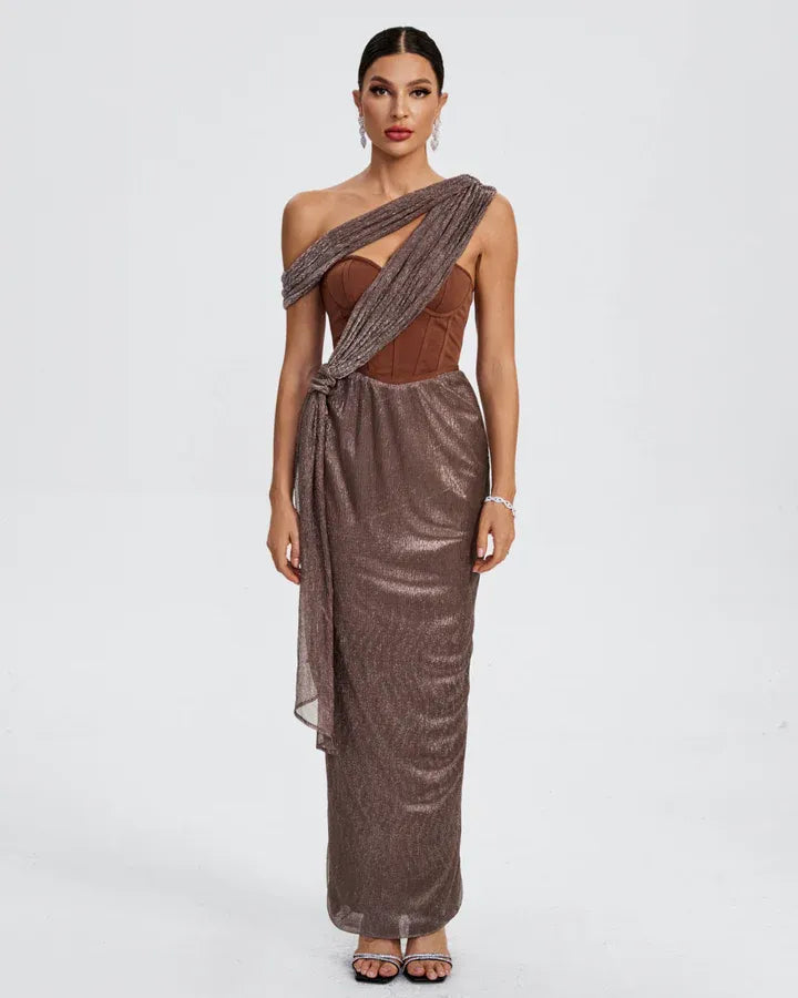 Vestido longo marrom com corset e ombro assimétrico drapeado