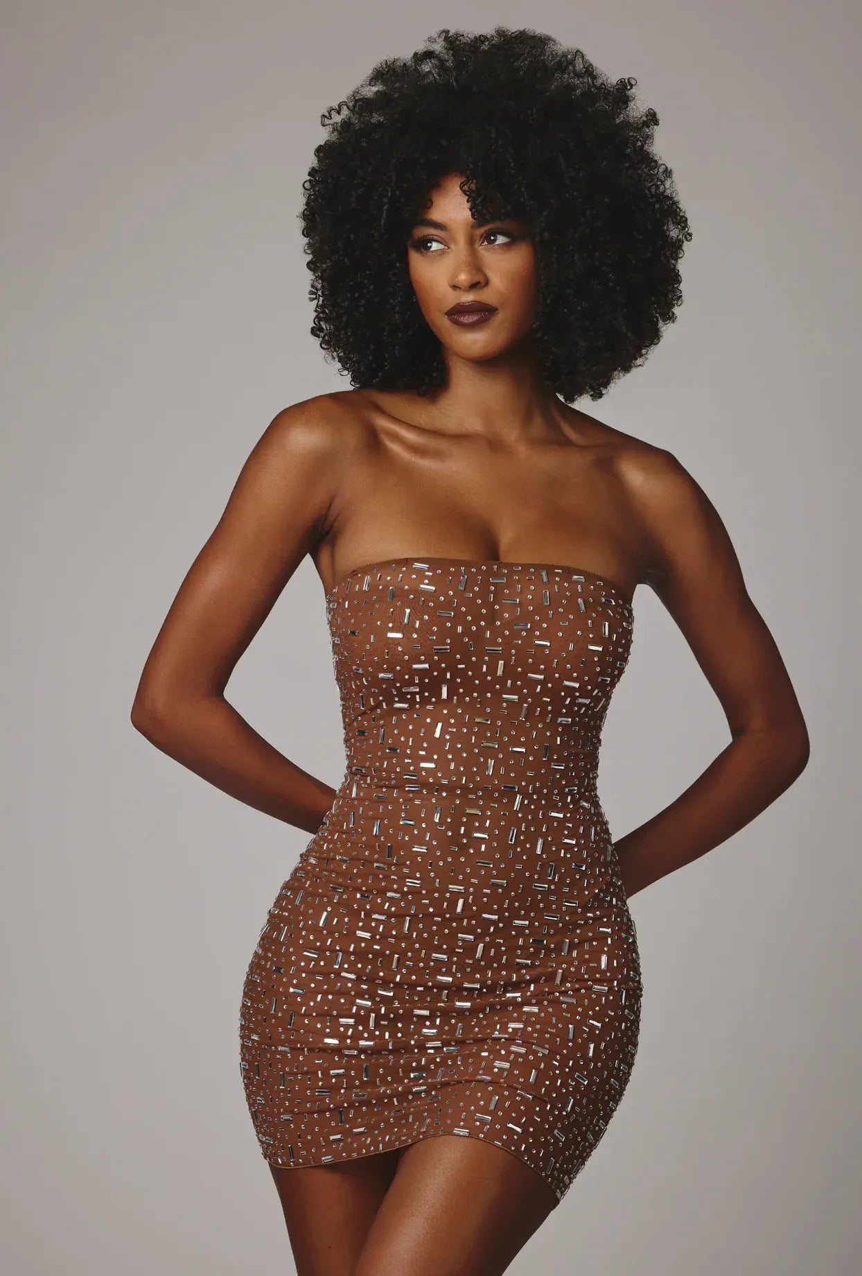 Vestido curto transparente com brilho e alças removíveis – modelo Lurette