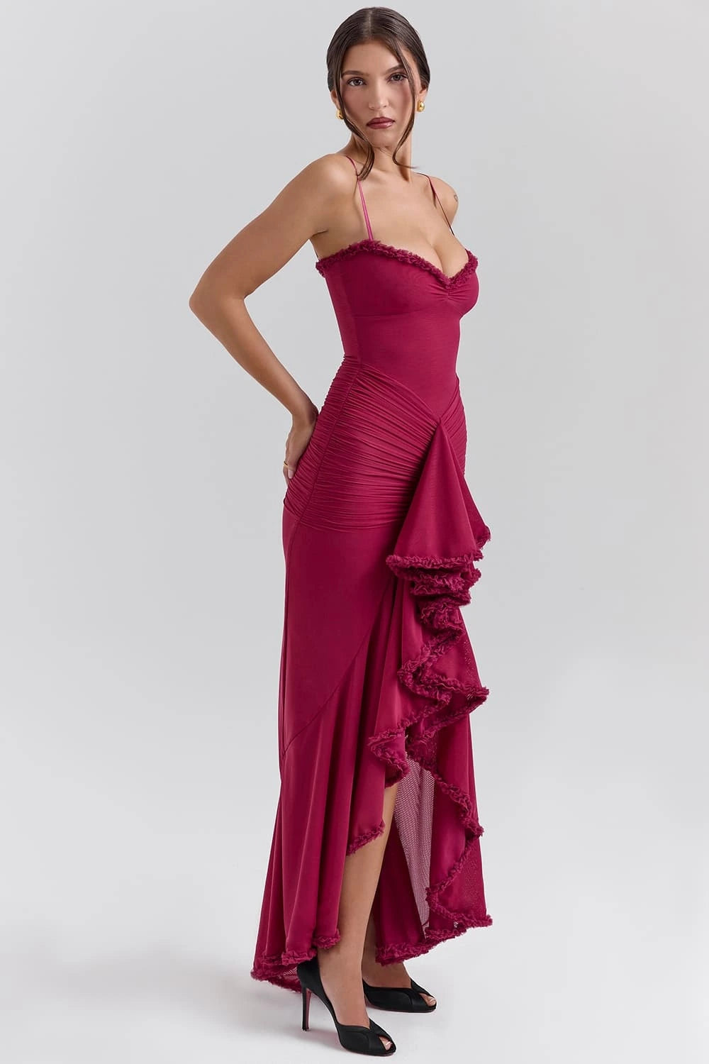 Vestido Longo vinho Kylie com babado frontal, decote coração e cauda fluida da Majestique