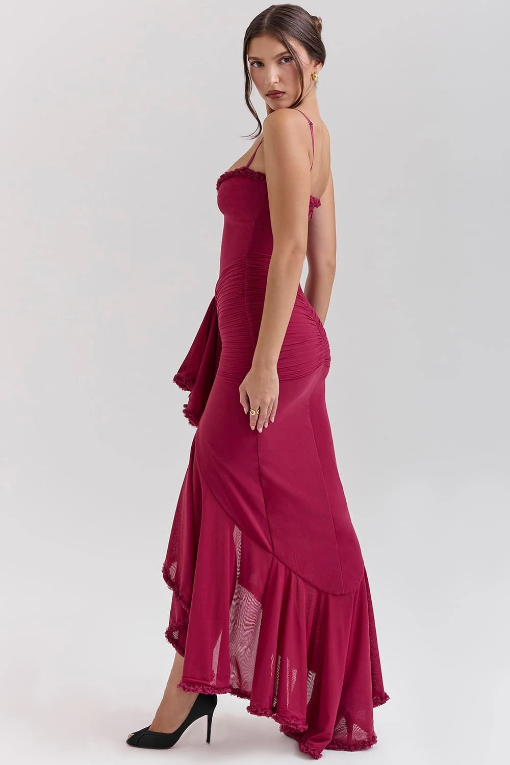 Vestido Longo vinho Kylie com babado frontal, decote coração e cauda fluida da Majestique