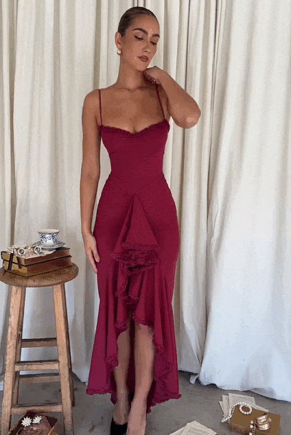 Vestido Longo vinho Kylie com babado frontal, decote coração e cauda fluida da Majestique