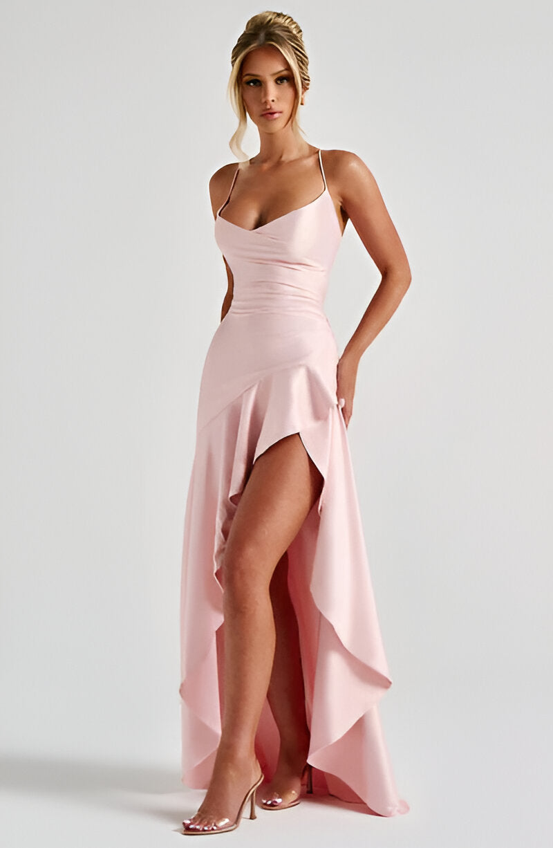 Vestido Longo rosa Vivienne em cetim com decote torcido, fenda frontal e saia mullet com babado Majestique